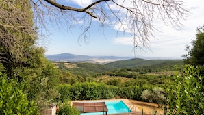 Une piscine avec vue sur un paysage vallonné.