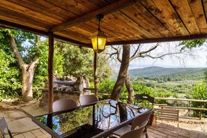 Outdoor dining - Holiday Home 'Quercia Grossa' with Private Pool, Private Terrace and Wi-Fi (Roccastrada)