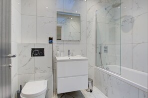 Appartement, 2 grands lits | Salle de bain | Ensemble baignoire-douche, baignoire profonde, séchoir à cheveux