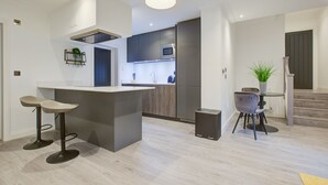 アパートメント クイーンベッド 2 台 | 専用キッチン | 冷蔵庫、電子レンジ、オーブン、コンロ