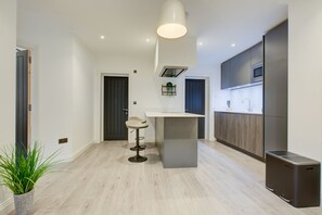 Réfrigérateur, four à micro-ondes, un four, surface de cuisson