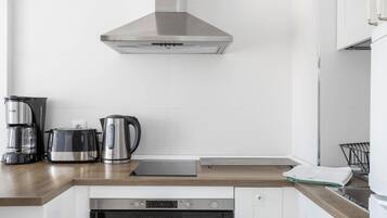 Réfrigérateur, plaque de cuisson, cafetiÚre/bouilloire