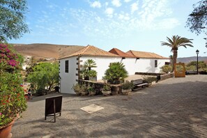 Property grounds - Vacation Home 'Casa Milagrito Betancuria' with Terraces & Wi-Fi (Betancuria)