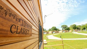 Pared exterior de madera con un letrero que dice "10 CLARET".