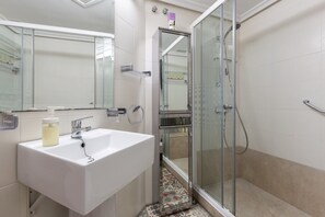 Shower, towels - 'Cute Apartment Oceanfront' with Sea View, Shared Pool & A/C (Benalmadena)