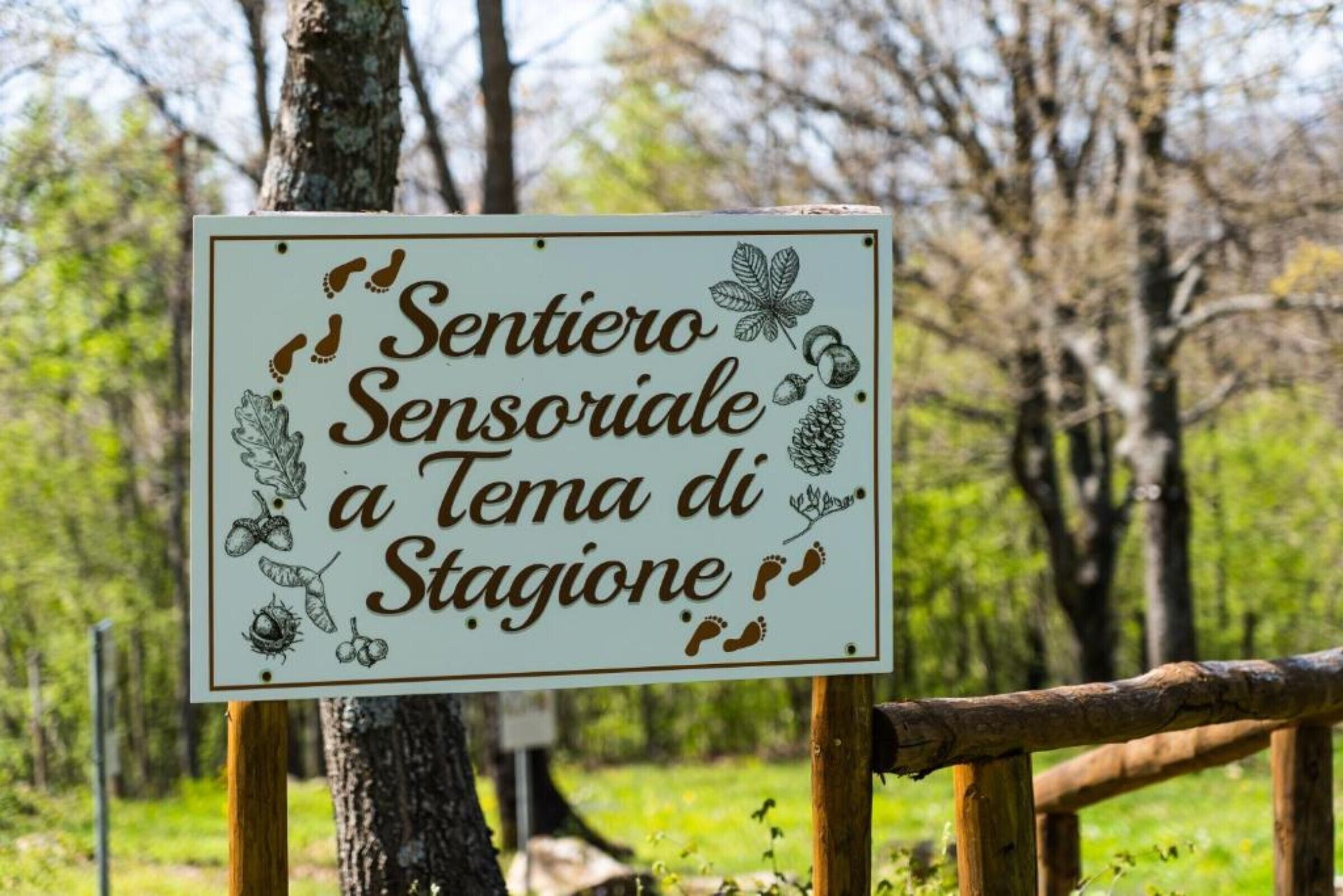 Senyal amb text i il·lustracions de fulles.