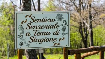 Senyal amb text i il·lustracions de fulles.
