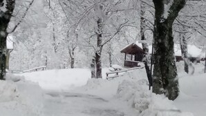 A snow-covered park with a wooden gazebo. - Chalet 'Mirtillo' – Villaggio Anemone with Mountain Views and Private Terrace (Capanne)