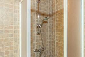 Een douche, gratis toiletartikelen, handdoeken