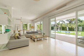 Fernseher, Kamin, DVD-Player, Stereoanlage