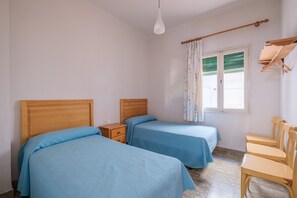 4 habitaciones, tabla de planchar con plancha y ropa de cama 