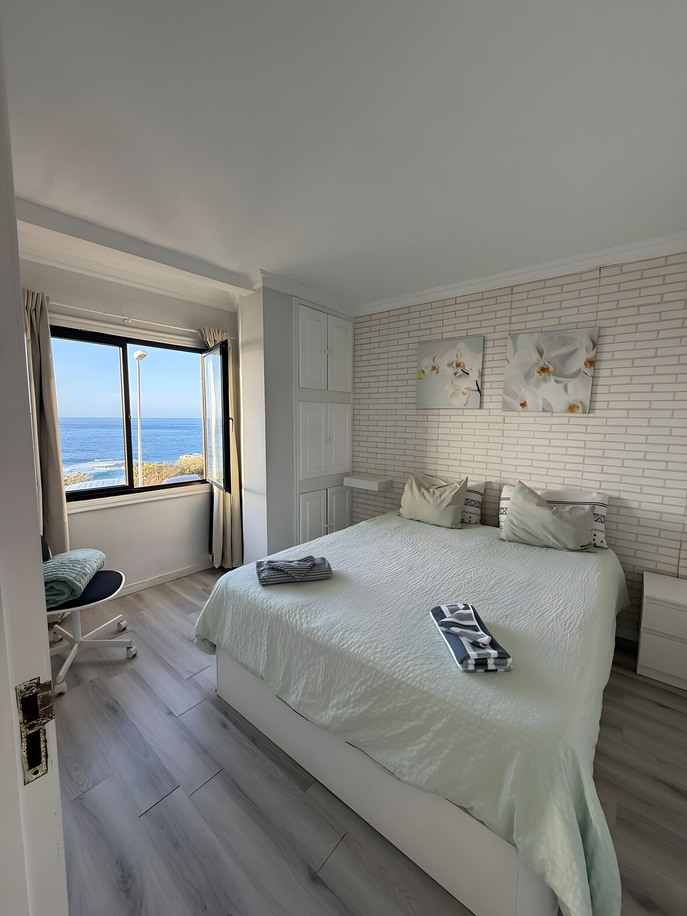 1 slaapkamer, een strijkplank/strijkijzer, gratis wifi, beddengoed