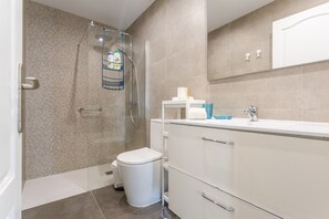 Een douche, een haardroger, handdoeken