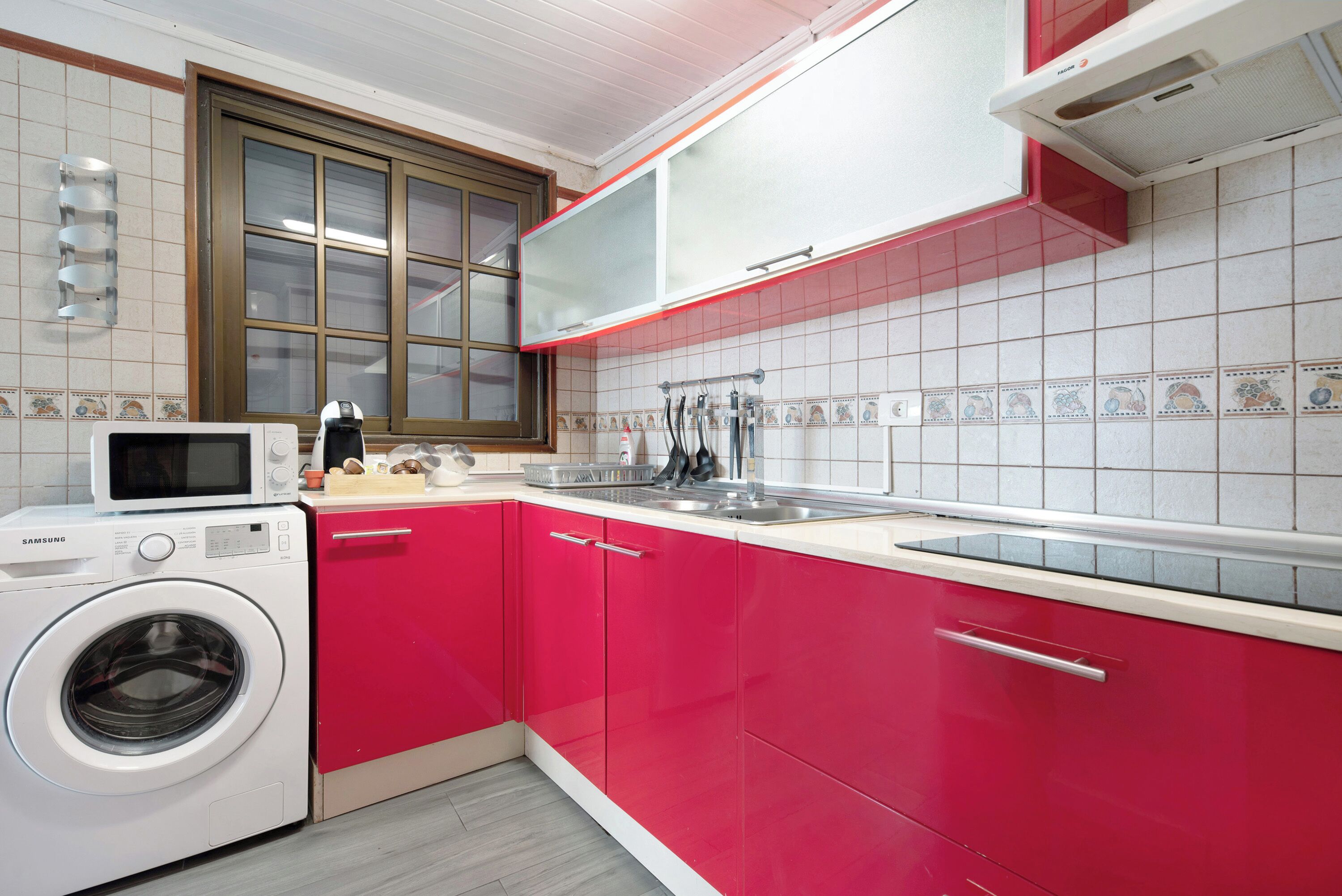 Een koelkast, een magnetron, een oven, een kookplaat