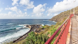 A coastal road with a red guardrail, a parking area, and a view of the ocean. - Apartment 'Casita Independiente Frente al Mar' with Terrace & Wi-Fi (tacoronte)