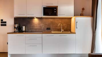 Kühlschrank, Mikrowelle, Herdplatte, Geschirrspüler