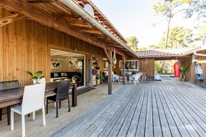 Outdoor dining - Holiday Home 'House 500m from the Ocean Carcans' with Garden & Wi-Fi (Carcans)