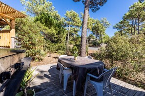 Outdoor dining - 'Studio 500m from Carcans Beach' with Garden & Wi-Fi (Carcans)