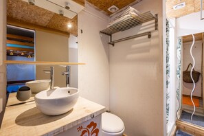 Shower, towels - 'Studio 500m from Carcans Beach' with Garden & Wi-Fi (Carcans)