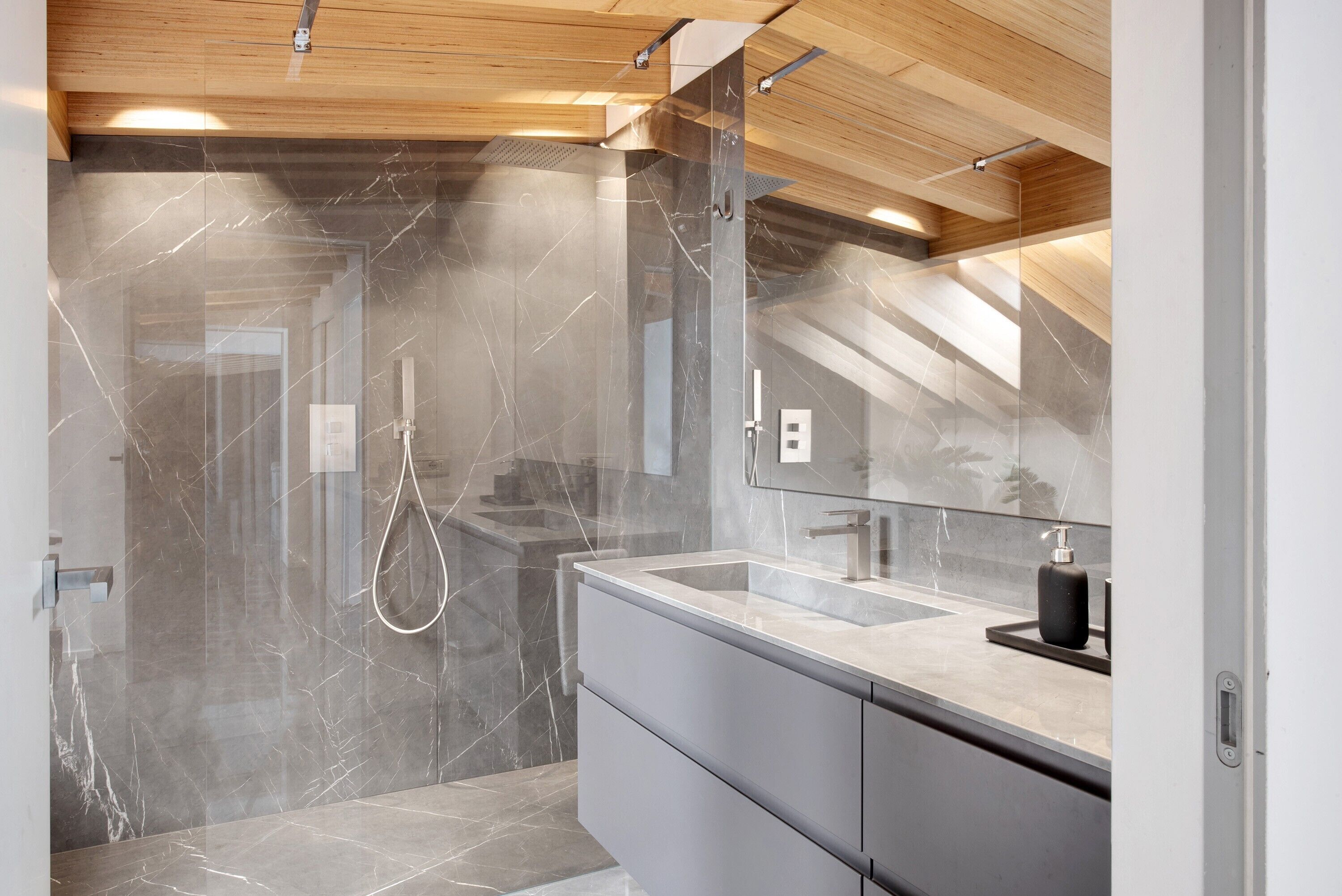Bathtub, hair dryer, towels