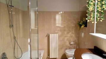 Baignoire, sĂšche-cheveux, serviettes fournies