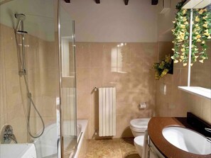 Badewanne, Haartrockner, Handtücher