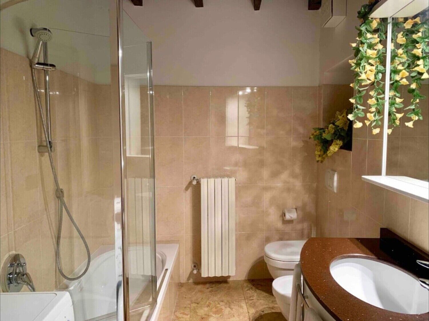Badewanne, kostenlose Toilettenartikel, Haartrockner, Handtücher