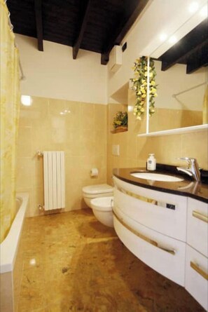 Badewanne, Haartrockner, Handtücher