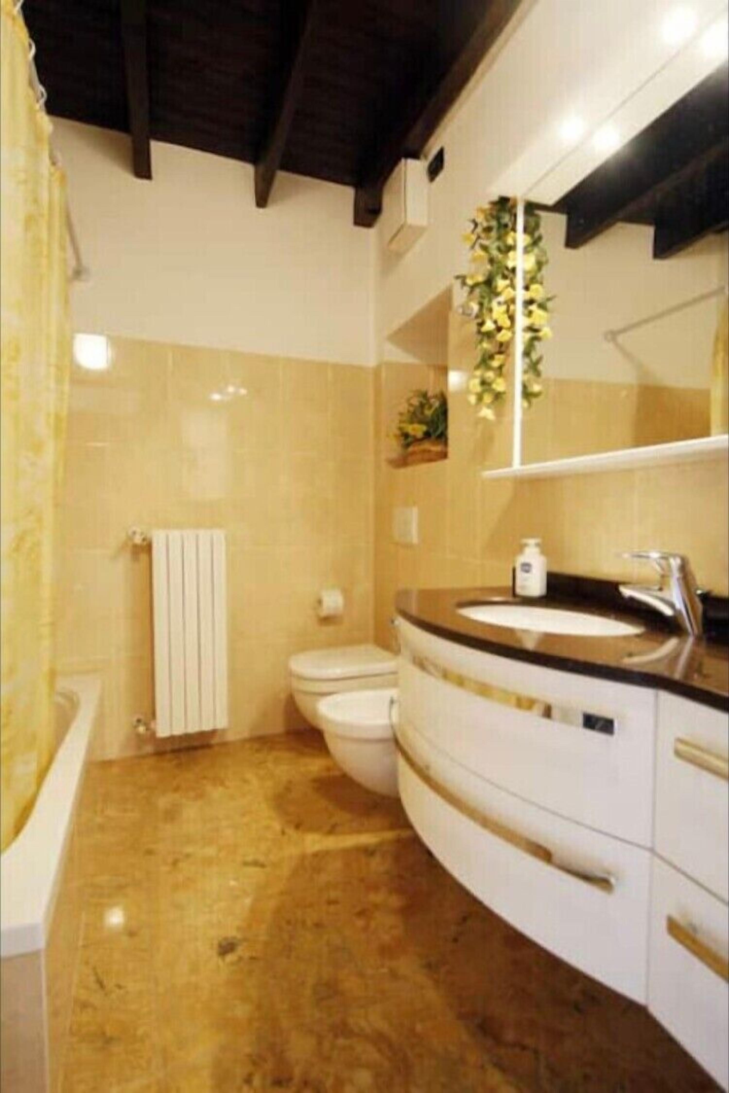 Baignoire, articles de toilette gratuits, sèche-cheveux