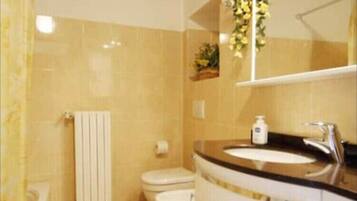 Baignoire, articles de toilette gratuits, sĂšche-cheveux