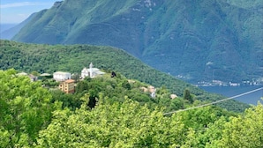 Eine Berglandschaft mit Kirche und Wohnhäusern.