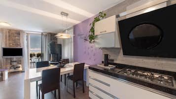 Frigorifero, microonde, forno, piano cottura