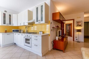 Microondas, horno, parrilla de estufa y lavavajillas