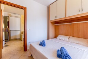 2 bedrooms, iron/ironing board, WiFi, bed sheets