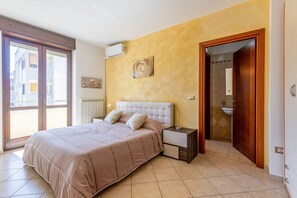 2 bedrooms, iron/ironing board, WiFi, bed sheets - GuestHost - Bright and roomy apartment tastefully furnished and equipped with every comfort to accommodate up to 4 people, including a spacious terrace equipped for pleasant moments of relaxation and a garage. The flat is located in a quiet residential a (Lecce)