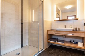 Shower, hair dryer, towels - Apartment 'Hatzes App Schlern' with Mountain View, Balcony & Wi-Fi (Lajen)