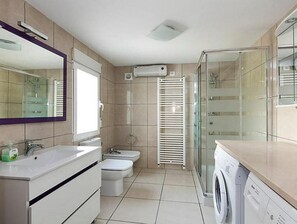 Een douche, een haardroger, handdoeken