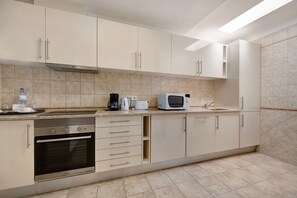 Een koelkast, een magnetron, een oven, een kookplaat