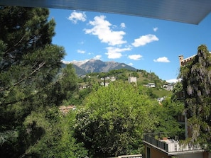 A mountainous landscape with buildings, trees, and a clear sky. - Residence Hubertus Apartment 1 with Balcony & Wi-Fi (Meran)