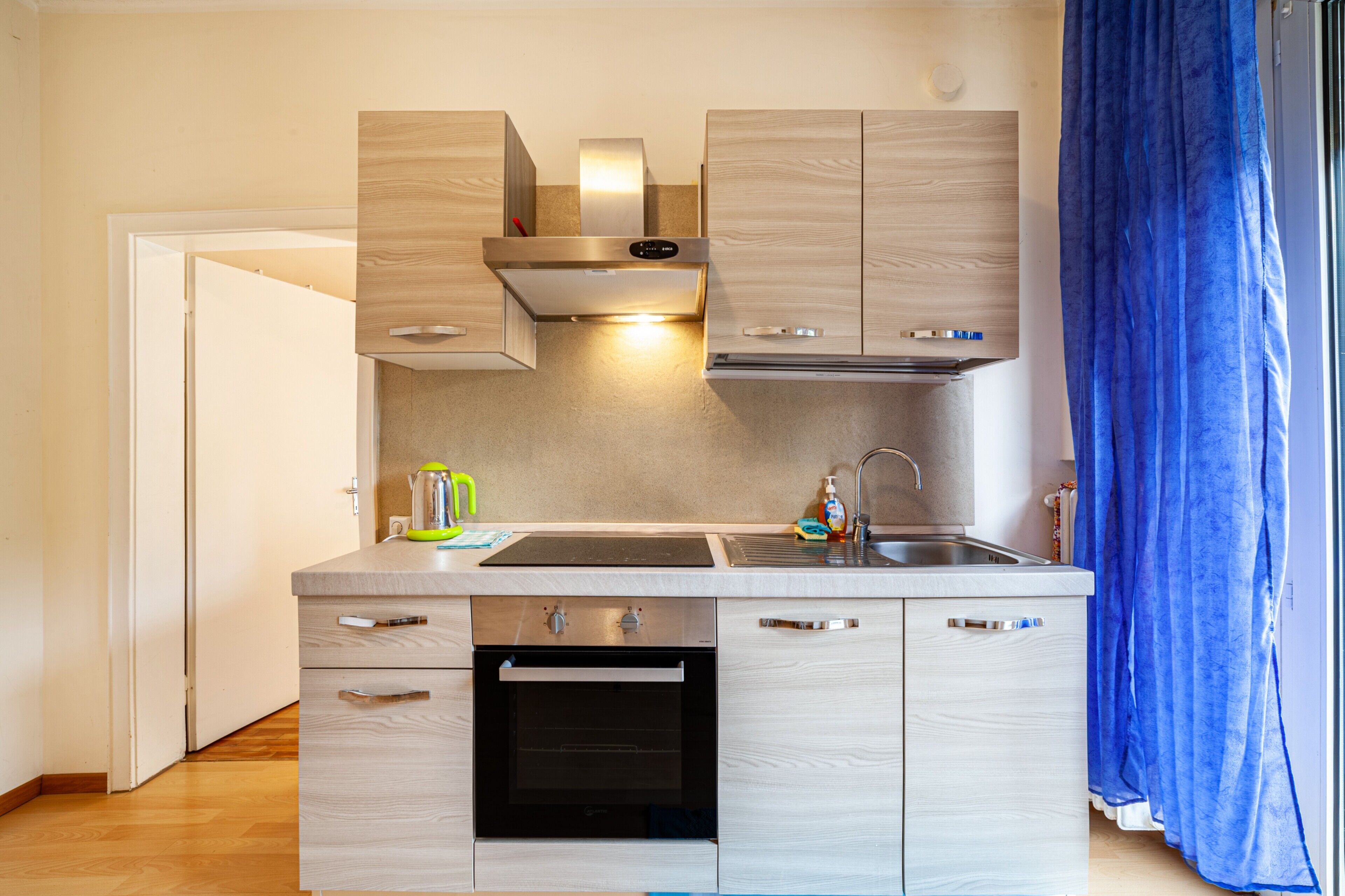 Frigorifero, forno, piano cottura, macchina per tè/caffè