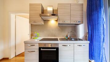 Réfrigérateur, four, plaque de cuisson, cafetiÚre/bouilloire