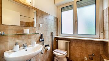 Badewanne, Haartrockner, Handtücher