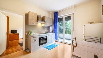 Frigorifero, forno, piano cottura, macchina per tè/caffè