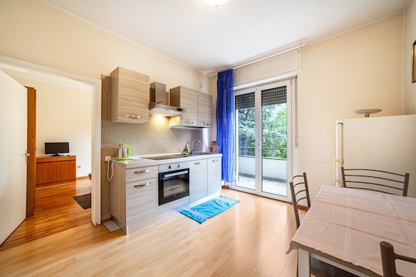 Fridge, oven, stovetop, coffee/tea maker