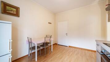 Réfrigérateur, four, plaque de cuisson, cafetiÚre/bouilloire