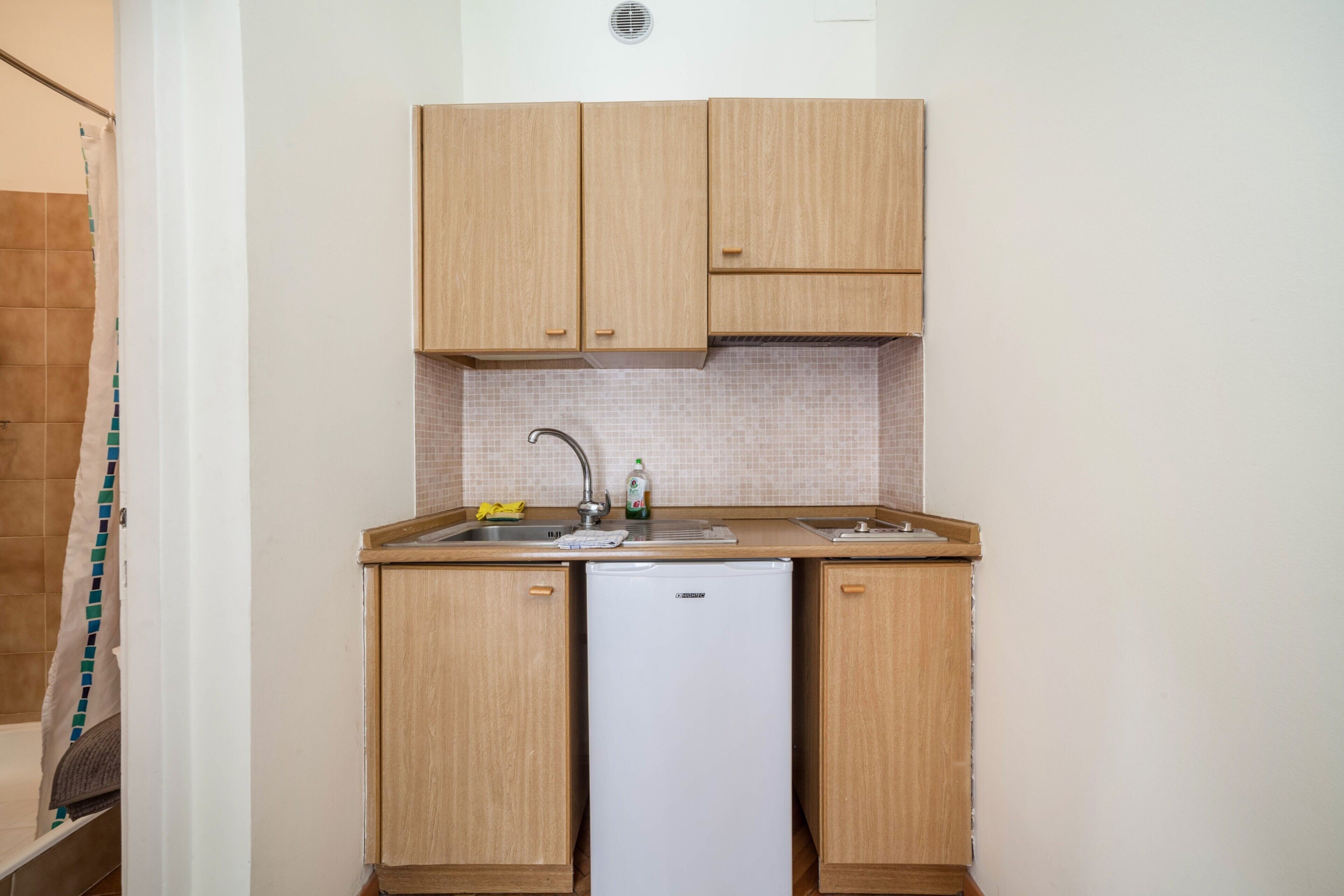 Fridge, stovetop, coffee/tea maker, electric kettle