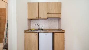 Fridge, stovetop, coffee/tea maker, electric kettle