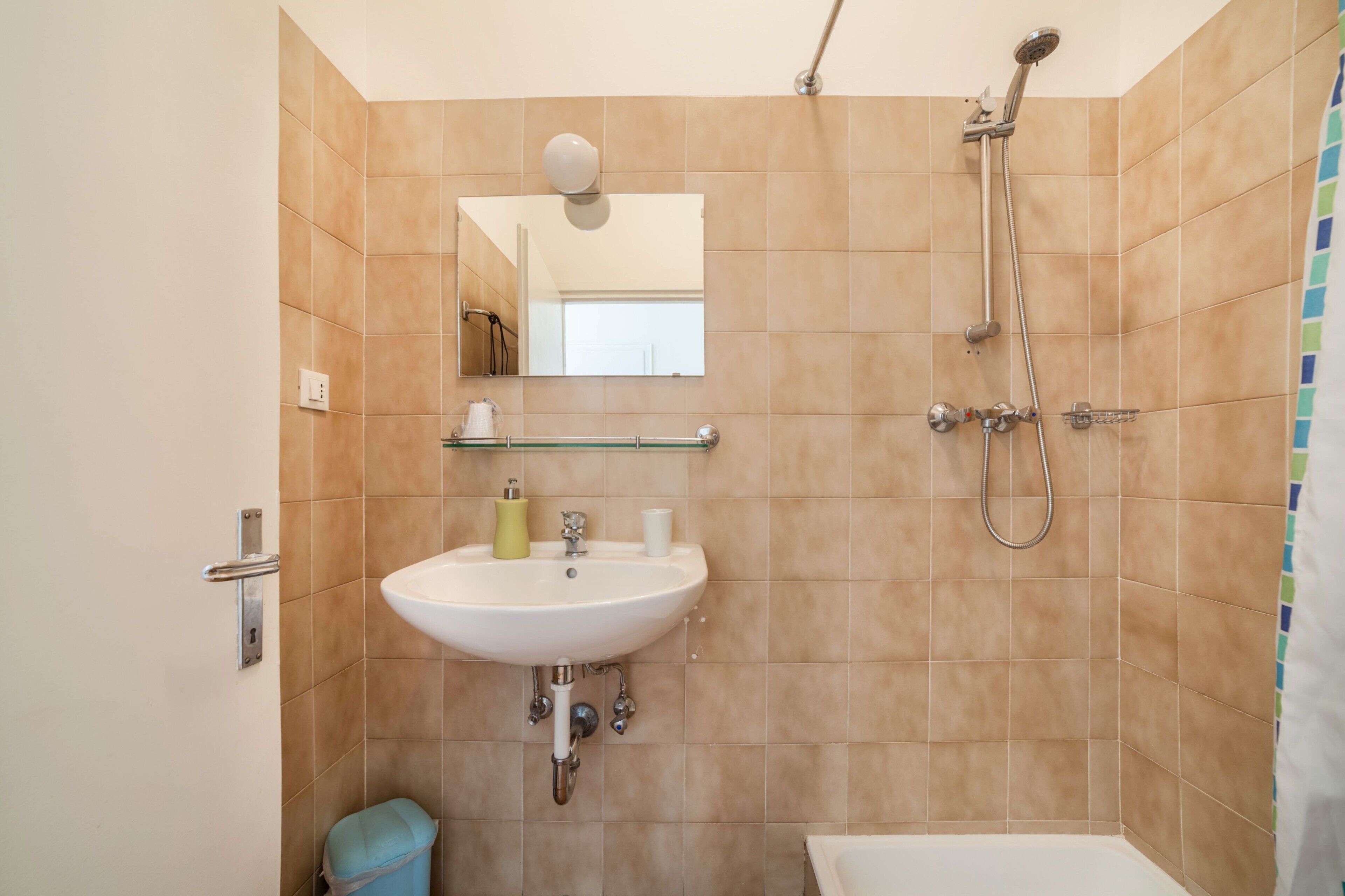 Bathtub, hair dryer, towels
