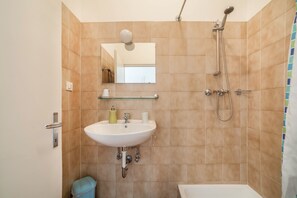 Bathtub, hair dryer, towels - Residence Hubertus Apartment 5 with  Balcony & Wi-Fi (Meran)