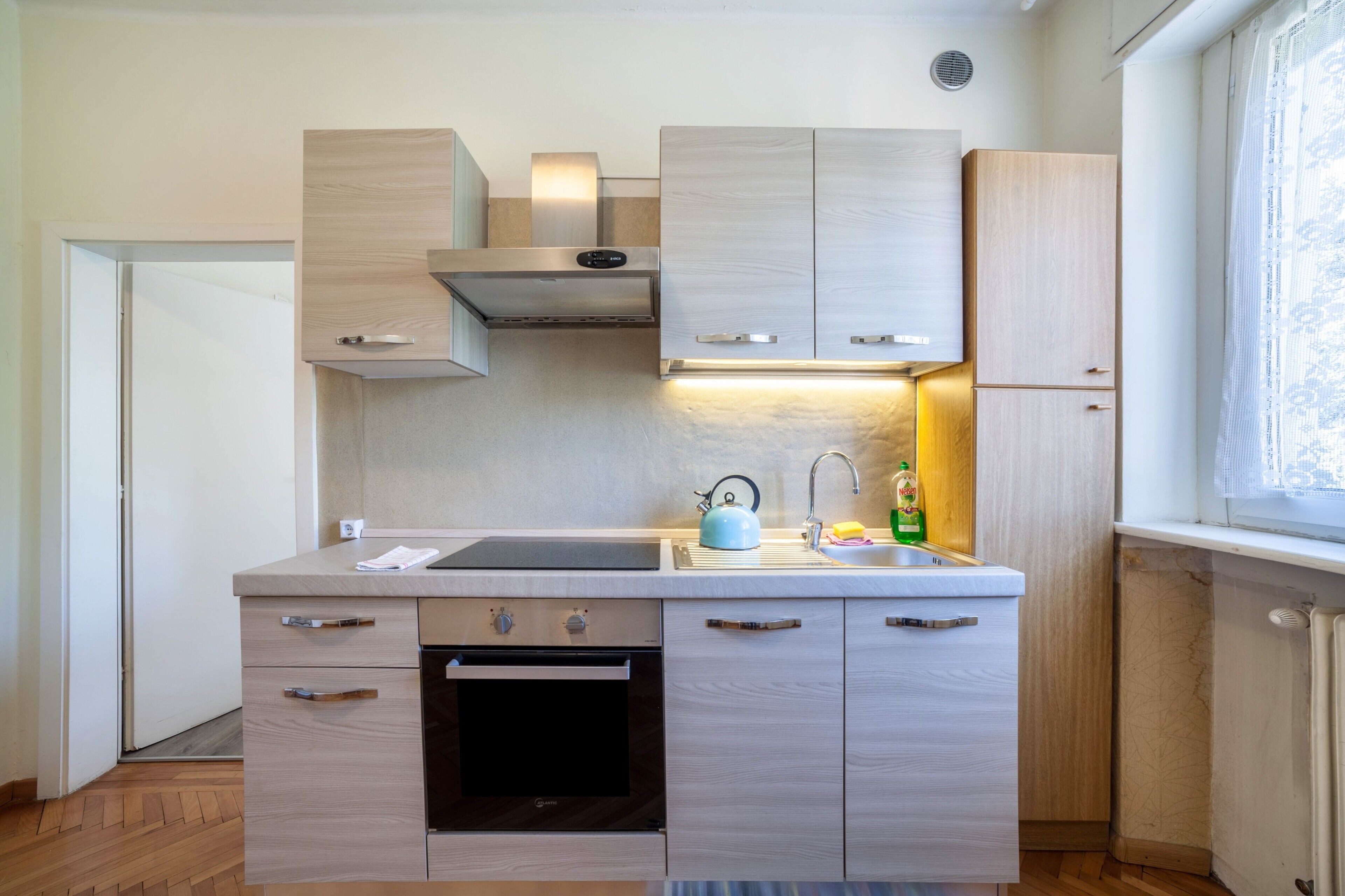 Fridge, oven, stovetop, coffee/tea maker